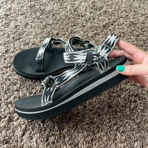 Woman’s mid form Tevas